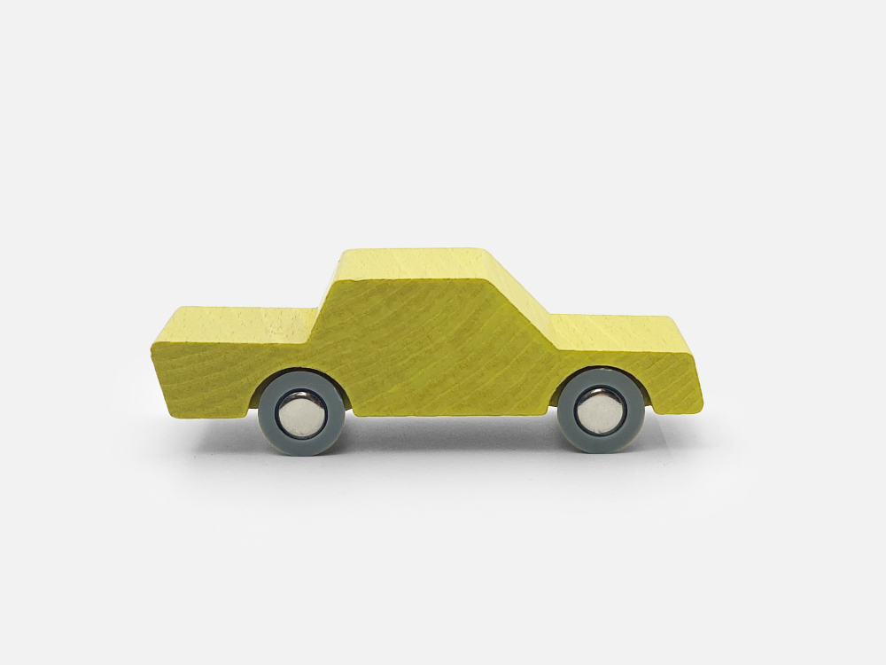 Žlté drevené autíčko "Tam a späť" k autodráhe waytoplay